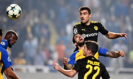 Pemain Borussia Dortmund Sokratis Papastathopoulos (atas) mencetak gol untuk menyamakan keududukan menjadi 1-1 pada Grup H Liga Champions 2017/2018 di Stadion GSP, Nicosia, Siprus, Selasa (17/10) waktu setempat. 