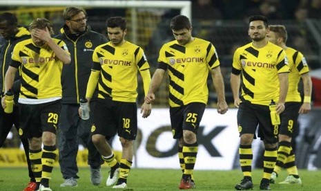 Pemain Borussia Dortmund tertunduk lesu meninggalkan lapangan usai menelan kekalahan dari Augsburg dalam laga Bundesliga Jerman di Dortmund pada Rabu (4/2). 