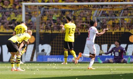 Pemain Borussia Dortmund tertunduk saat gawang timnya dijebol oleh Mainz dalam laga terakhir Bundesliga 2022/2023 di Signal Iduna Park, Sabtu (27/5/2023). Dortmund ditahan imbang Mainz 2-2 sehingga gagal juara karena dalam laga lain Bayern Munchen menang 2-1 atas Koln. Munchen meraih gelar juara ke-32 sepanjang sejarah Bundesliga. 