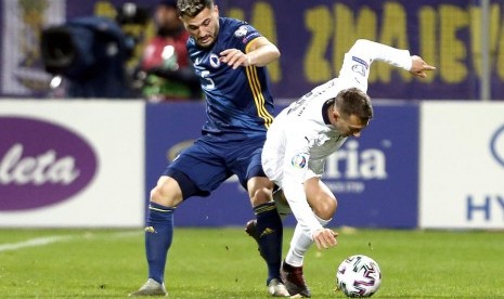 Pemain Bosnian Sead Kolasinac (kiri) berebut bola dengan pemain Italia Federico Bernardeschi ppada laga Grup J Kualifikasi Euro 2020. Italia mengalahkan Bosnia 3-0.