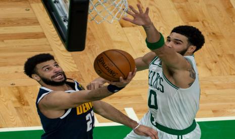 Pemain Boston Celtic Jayson Tatum (kanan) berusaha memblok tembakan pemain Denver Nuggets Jamal Murray.