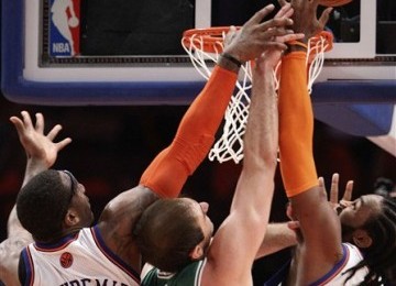 Pemain Boston Celtics dan New York Knicks berebut bola dalam laga NBA.