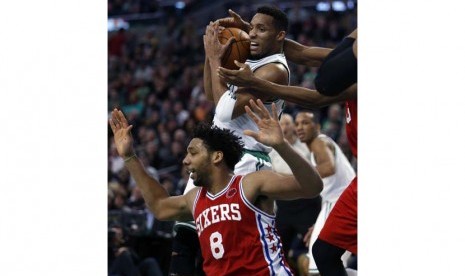 Pemain Boston Celtics, Evan Turner (tengah atas), berada di bawah kepungan pemain Philadelphia 76ers' dalam laga NBA di Boston, Amerika Serikat, Rabu (25/11). 