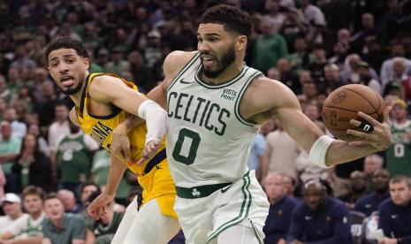 Pemain Boston Celtics Jayson Tatum membawa bola pada final Wilayah Timur NBA dijaga oleh pemain Indiana Pacers Tyrese Haliburton.