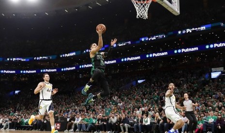 Pemain Boston Celtics Jayson Tatum mencetak angka saat menghadapi Indiana Pacers di play-off NBA.