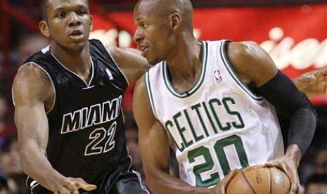 Pemain Boston Celtics, Ray Allen (kiri) berusaha menahan laju pemain Miami Heat, James Jones (kanan) dalam pertandingan NBA basketball di Miami, Selasa (10/4).