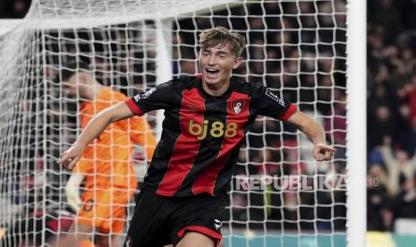 Pemain Bournemouth Dean Huijsen merayakan gol pembuka ke gawang Tottenham Hotspur dalam pertandingan sepak bola Liga Primer Inggris di Bournemouth, Inggris, Jumat, 6 Desember 2024 dini hari WIB.. 