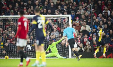 Pemain Bournemouth Dominic Solanke (kanan) menjebol gawang Manchester United dalam lanjutan Liga Primer Inggris.