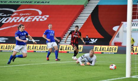 Pemain Bournemouth Dominic Solanke (kedua kanan) menaklukkan kiper Leicester City Kasper Schmeichel dalam pertandingan Liga Primer Inggris.