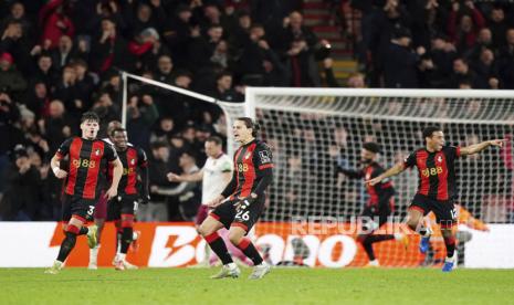 Pemain Bournemouth Enes Unal mencetak gol pertama timnya dari tendangan bebas dalam pertandingan sepak bola Liga Primer Inggris melawan West Ham United di Stadion Vitality, Bournemouth, Selasa (17/12/2024) dini hari WIB.