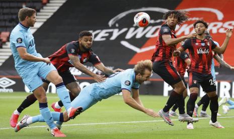 Pemain Bournemouth Joshua (kedua kiri) mendorong penyerang Tottenham Hotspur Harry Kane (tengah). Liga Primer mengakui Tottenham harusnya mendapatkan penalti pada laga lawan Bournemouth.