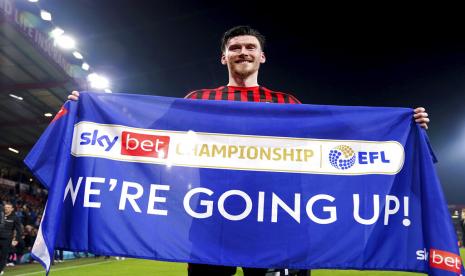 Pemain Bournemouth Kieffer Moore merayakan keberhasilan timnya promosi ke Liga Primer Inggris musim depan. Moore menjadi penentu keberhasilan Bournemouth promosi lewat golnya ke gawang Nottingham Forest.