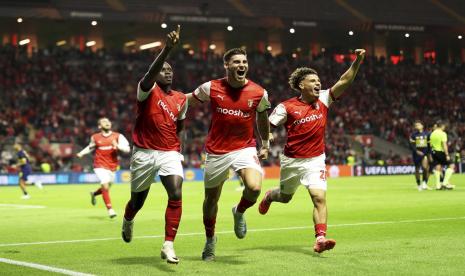 Pemain Braga, Bruma, kiri, merayakan gol bersama Amine El Ouazzani dan Ismael Gharbi, kanan, setelah mencetak gol kedua timnya dari titik penalti selama pertandingan pembukaan Liga Europa antara SC Braga dan Maccabi Tel Aviv di Stadion Municipal di Braga, Portugal, Jumat (26/9/2024) dini hari WIB