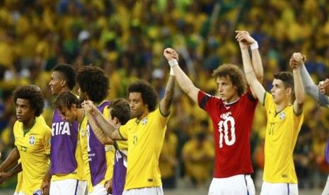 Pemain Brasil, David Luiz (dua kanan), mengenakan jersey pemain Kolombia, James Rodriguwz, saat melakukan selebrasi usai memenangkan laga perempat final Piala Dunia 2014 di Arena Castelao, Fortaleza, Jumat (4/7).  