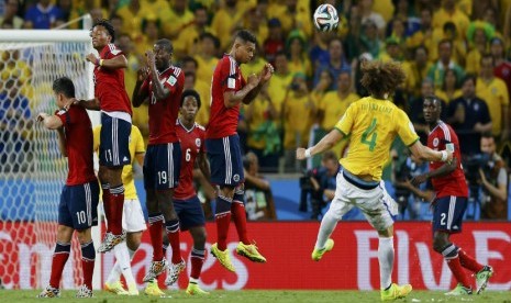 Pemain Brasil, David Luiz, melepaskan tendangan bebas jarak jauh menjebol gawang Kolombia di laga perempat final Piala Dunia 2014 di Arena Castelao, Fortalez, Rabu (4/7) 