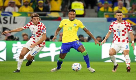 Bek Brasil Eder Militao (tengah).