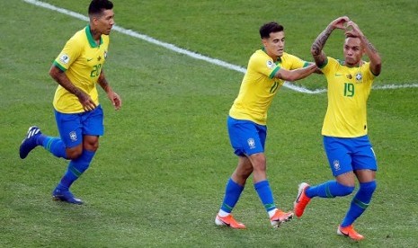 Pemain Brasil Everton Sousa (kanan) merayakan golnya ke gawang peru pada final Copa America 2019. 