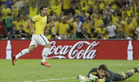  Pemain Brasil Fred,  usai mencetak gol ketiga ke gawang tim Spanyol yang dikawal kiper Iker Casillas dalam pertandingan sepak bola final Piala Konfederasi di stadion Maracana di Rio de Janeiro, Brasil,Ahad (30/6).(AP/Natacha Pisarenko)