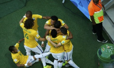 Pemain Brasil melakukan selebrasi setelah kapten mereka, Thiago Silva, menjebol gawang Kolombia di laga perempat final Piala Dunia 2014 di Arena Castelao, Fortalez, Jumat (4/7). 