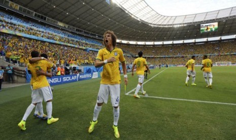 Pemain Brasil melakukan selebrasi setelah kapten mereka, Thiago Silva, menjebol gawang Kolombia di laga perempat final Piala Dunia 2014 di Arena Castelao, Fortalez, Jumat (4/7).  