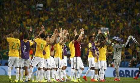 Pemain Brasil melakukan selebrasi usai mengalahkan Kolombia 2-1 di laga perempat final Piala Dunia 2014 di Arean Castelao, Fortalez, Jumat (4/7) 