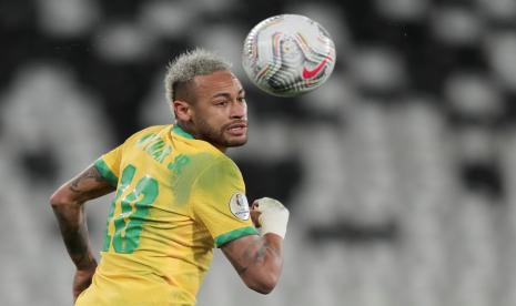 Pemain Brasil Neymar Jr beraksi saat pertandingan sepak bola semifinal Copa America 2021 antara Brasil dan Peru di Rio de Janeiro, Brasil, 05 Juli 2021. 