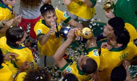  Pemain Brasil Neymar merayakan dengan rekan tim setelah memenangkan final Piala Konfederasi di stadion Maracana di Rio de Janeiro, Brasil, Ahad (30/6).