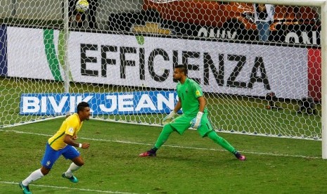 Pemain Brasil Paulinho mencetak gol ketiga timnya ke gawang Argentina yang dijaga Sergio Romero.