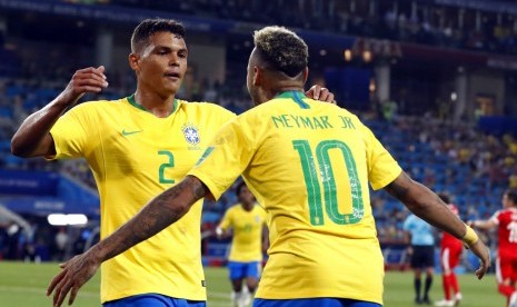 Thiago Silva (kiri) dan Neymar saat sama-sama memperkuat timnas Brasil.