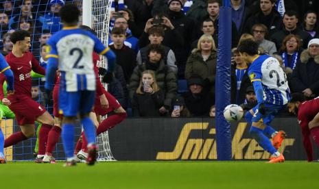 Pemain Brighton and Hove Albion Kaoru Mitoma (kanan)