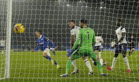 Pemain Brighton and Hove Albion, Leandro Trossard (kiri) mencetak gol ke gawang Tottenham Hotspur dalam pertandingan Liga Primer Inggris, Senin (1/2) dini hari WIB.