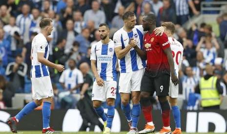 Pemain Brighton Shane Duffy (tiga dari kiri), menyalami pemain Manchester United Romelu Lukaku dalam pertandingan Liga Primer Inggris antara Brighton and Hove Albion dan Manchester United di Amex Stadium di Brighton, Inggris, Ahad (19/8/2018). Brighton menang 3-2 dalam pertandingan ini. 