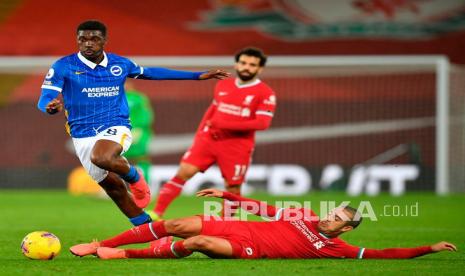 Pemain Brighton Yves Bissouma (kiri). Tottenham Hotspur tertarik untuk meminang Bissouma.