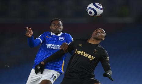 Pemain Brighton Danny Welbeck (kiri) dan Angelo Ogbonna (kanan) dari West Ham pada pertandingan sepak bola Liga Primer Inggris antara Brighton Hove Albion dan West Ham United di Brighton, Inggris, 15 Mei 2021. 