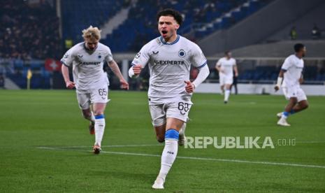 Pemain Brugge Chemsdine Talbi merayakan golnya ke gawang Atalanta dalam pertandingan leg kedua playoff 16 besar Liga Champions UEFA di Stadion Gewiss, Bergamo, Rabu (19/2/2025) dini hari WIB. Club Brugge mengalahkan Atalanta 3-1 berkat dua gol Talbi dan lolos ke 16 besar dengan kemenangan agregat 5-2. 