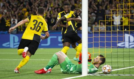  Pemain BSC Young Boys Nicolas Nicolas Ngamaleu merayakan gol ke gawang Kiper Manchester United David de Gea dalam lanjutan Liga Champions Grup F melawan Manchester United