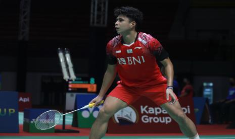 Pemain bulutangkis tunggal putra Indonesia, Ikhsan Leonardo Imanuel Rumbay, saat berlaga pada turnamen bulutangkis Kapal Api Indonesia International Series 2022 di GOR Among Raga, Yogyakarta, Jumat (23/9/2022).