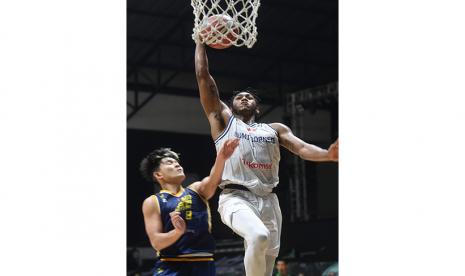 Pemain Bumi Borneo Basketball Pontianak Randy Bell (kanan) mencoba melakukan slam dunk.