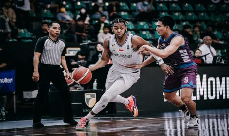 Pemain Bumi Borneo Basketball Pontianak Randy Bell  membawa bola saat menghadapi RJ Amartha Hangtuah pada Seri 4 IBL 2023. di Solo. Bumi Borneo menang 65-50.