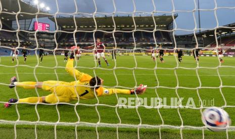 Pemain Burnley Chris Wood  mencetak gol pembuka pertandingan melewati penjaga gawang West Ham Lukasz Fabianski pada pertandingan sepak bola Liga Premier Inggris antara Burnley dan West Ham United dan di stadion Turf Moor di Burnley, Inggris, Selasa (4/5) dini hadir WIB