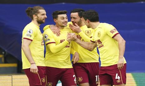 Pemain Burnley, Matthew Lowton (dua dari kiri) usai mencetak gol ke gawang Crystal Palace