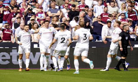 Pemain Burnley Wout Weghorst, kedua dari kiri, merayakan dengan rekan satu timnya setelah mencetak gol pertama tim mereka dalam pertandingan sepak bola Liga Premier Inggris di Stadion London, London, Ahad, 17 April 2022.