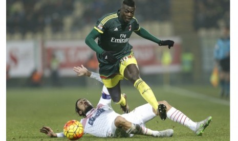 Pemain Carpi Cristian Zaccardo menekel striker AC Milan M'Baye Niang.