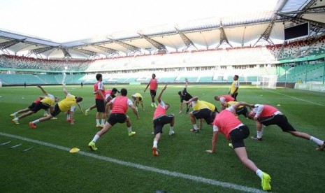 Pemain Celtic Glasgow melakukan pemanasan saat mereka menggelar sesi latihan jelang pertandingan Liga Champions. 