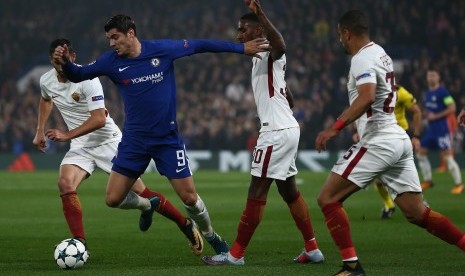 Pemain Chelsea Alvaro Morata (kedua dari kiri) ketika laga kontra AS Roma pada Grup C Liga Champions di Stamford Bridge, London, Inggris, 18 October 2017.