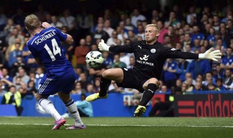 Pemain Chelsea, Andre Schurrle (kiri), berebut bola dengan kiper Leicester City, Kasper Schmeichel, dalam laga Liga Primer Inggris di Stamford Bridge, London, Sabtu (23/8). 