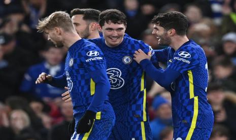 Pemain Chelsea Andreas Chistensen (kedua kanan) merayakan golnya ke gawang Chesterfield di Piala FA.