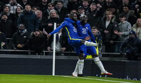 Pemain Chelsea Antonio Rudiger, kiri, diberi selamat oleh pemain Chelsea Romelu Lukaku setelah mencetak gol pembuka pada pertandingan sepak bola leg kedua semifinal Piala Liga Inggris antara Tottenham Hotspur dan Chelsea di Stadion Tottenham Hotspur di London, Rabu, 12 Januari 2022. 