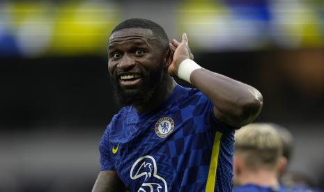 Pemain Chelsea Antonio Rudiger merayakan setelah mencetak gol ketiga timnya selama pertandingan sepak bola Liga Premier Inggris antara Tottenham Hotspur dan Chelsea di Stadion Tottenham Hotspur di London, Inggris, Minggu, 19 September 2021.