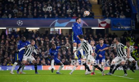  Pemain Chelsea Ben Chilwell (atas) menyundul bola saat pertandingan sepak bola grup H Liga Champions antara Chelsea dan Juventus di stadion Stamford Bridge di London, Rabu (24/11) dini hari WIB. Chilwell dan N'Golo Kante cedera pada laga ini.